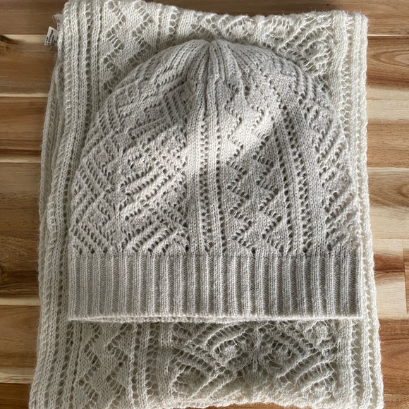 AEO cream infinity scarf and beanie set